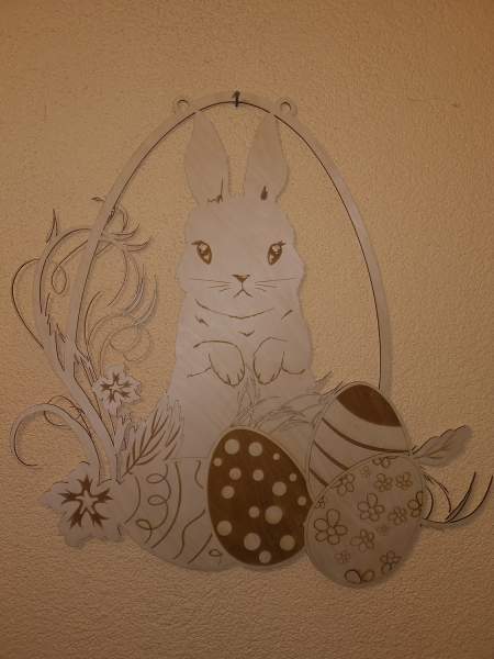 Großer Osterhase im Nest