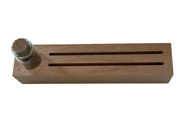 Fotoleiste, Kartenhalter, Bilderhalter aus Buchenholz mit Glasvase, Gravur und zwei Herzen
